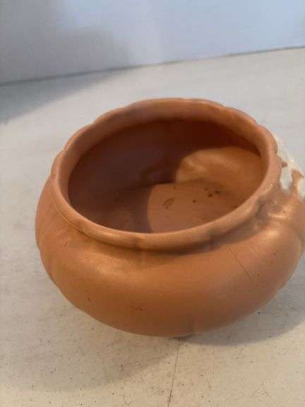 WELLER POTTERY PEACH WITH WHITE FLOWER DESIGN 4”