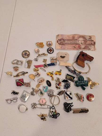 Assortment of vintage pins - Canada, Hollywood, Niagara Falls, and many more