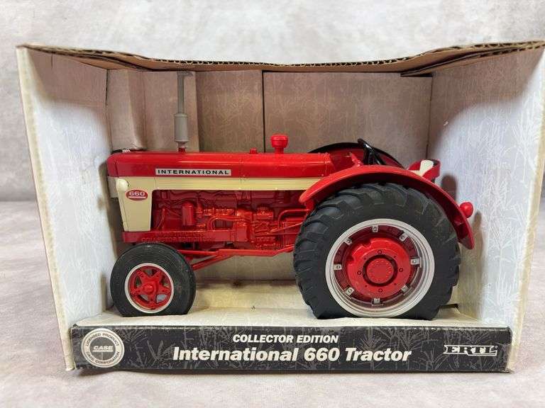 International 660 die-cast model tractor - 1/16 scale