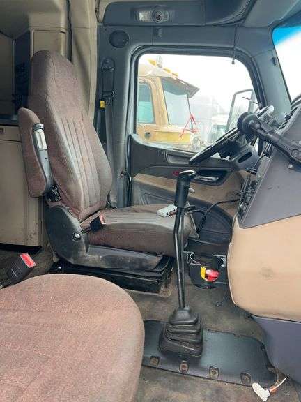 2015 Peterbilt 579 showing 418,833 mi, 18,192 hrs - runs