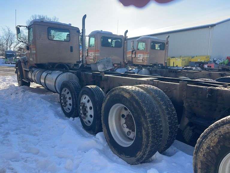 2015 IH 5900i showing 19,035 mi, 8,227 hrs - runs