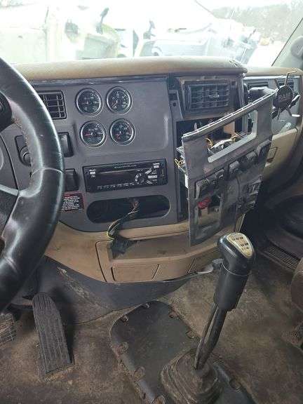 2015 Peterbilt 579 showing 431,411 mi, 16,989 hrs - runs