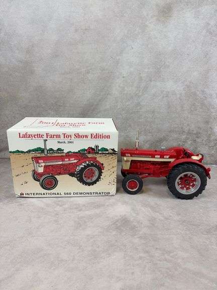 International 560 demonstrator model tractor - 1/16 scale