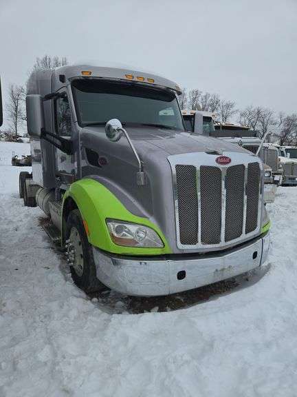 2014 Peterbilt 579 showing 431,516 mi, 18,204 hrs - doesn't run