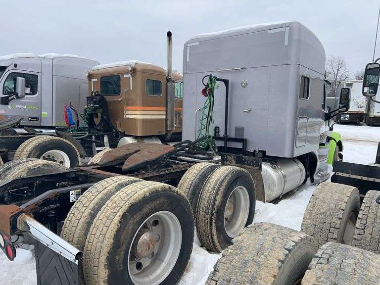 2015 Peterbilt 579 showing 418,833 mi, 18,192 hrs - runs