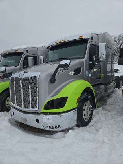 2015 Peterbilt 579 showing 431,411 mi, 16,989 hrs - runs
