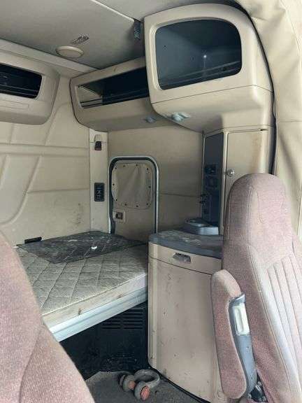 2015 Peterbilt 579 showing 418,833 mi, 18,192 hrs - runs