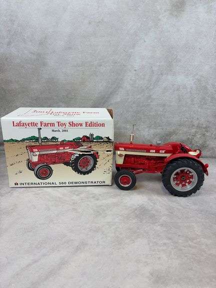International 560 demonstrator model tractor - 1/16 scale - box ripped