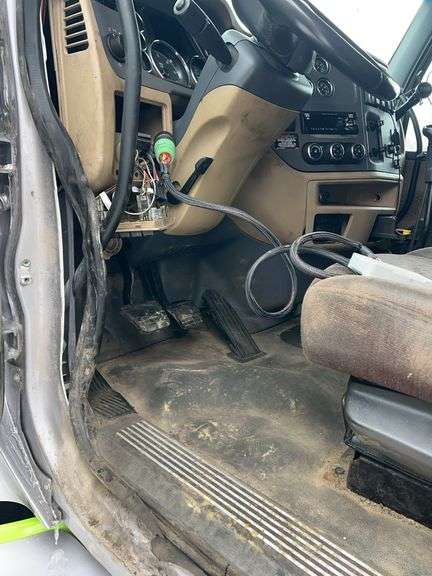 2015 Peterbilt 579 showing 418,833 mi, 18,192 hrs - runs