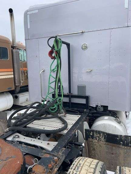 2015 Peterbilt 579 showing 418,833 mi, 18,192 hrs - runs