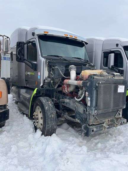 2015 Peterbilt 579 showing 392,811 mi, 21,097 hrs - runs