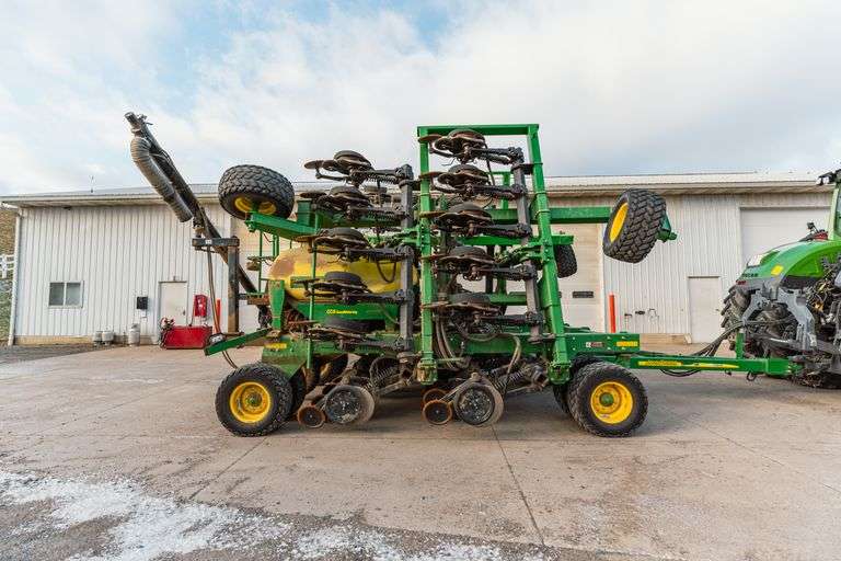 2011 John Deere 1990 Air seeder