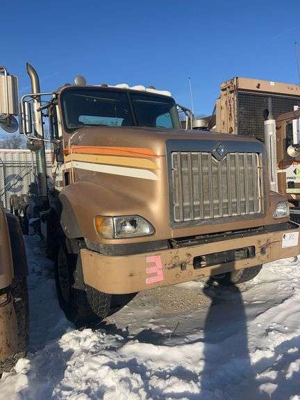 2015 IH 5900i showing 19,035 mi, 8,227 hrs - runs