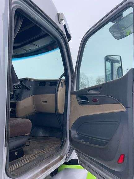 2015 Peterbilt 579 showing 418,833 mi, 18,192 hrs - runs