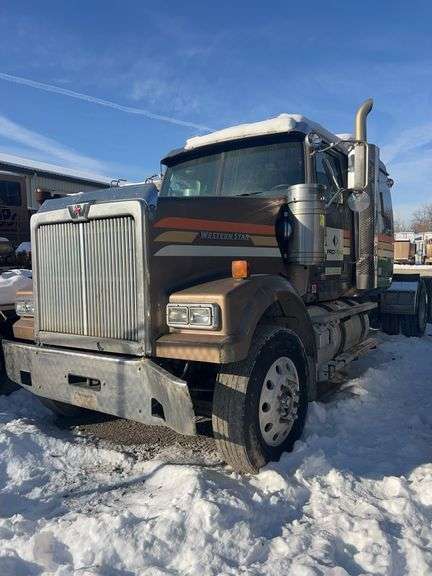 2012 Western Star 4900 showing 413,282 mi, hrs unknown - runs