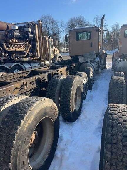 2015 IH 5900i showing 19,035 mi, 8,227 hrs - runs