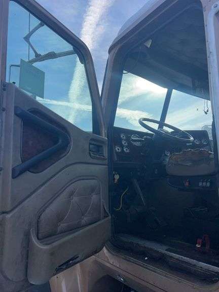 2015 IH 5900i showing 19,035 mi, 8,227 hrs - runs