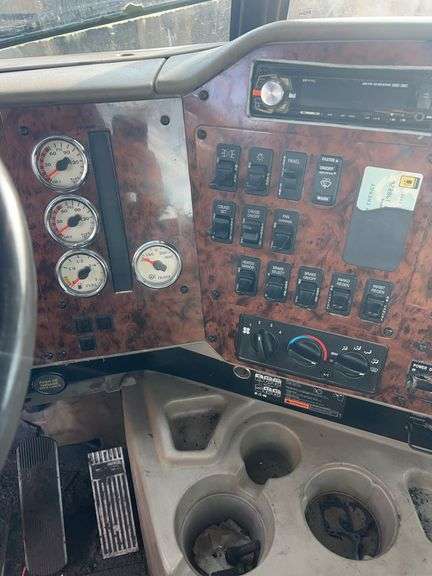 2015 IH 5900i showing 19,035 mi, 8,227 hrs - runs