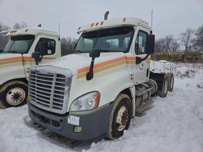 2012 Freightliner Cascadia showing 369,265 mi, hrs unknown - runs