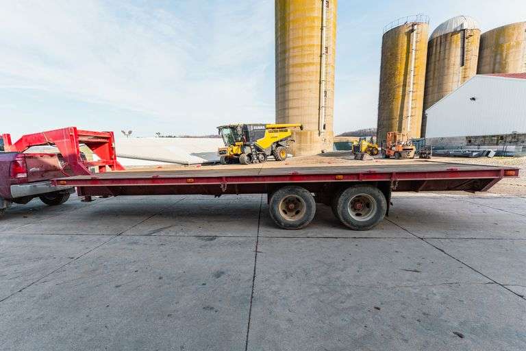 1981 Shiloh Gooseneck flat bed trailer