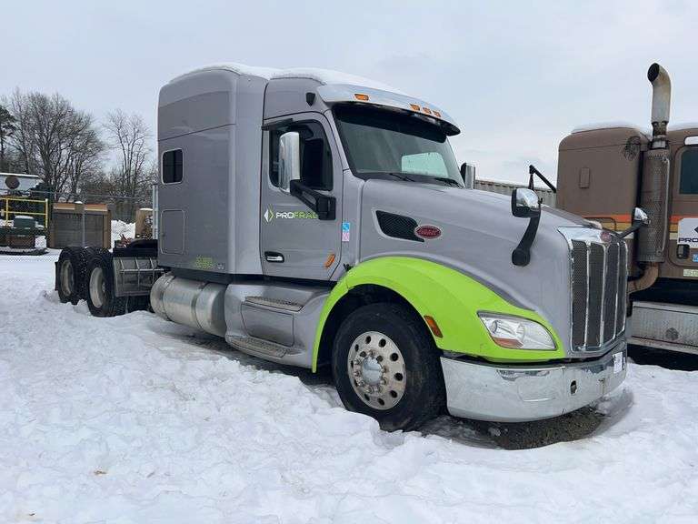 2015 Peterbilt 579 miles & hrs unknown - doesn't run