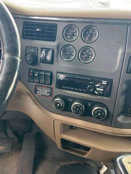 2015 Peterbilt 579 showing 418,833 mi, 18,192 hrs - runs