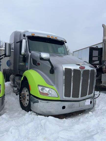 2015 Peterbilt 579 showing 443,299 mi, 14,405 hrs - doesn't run