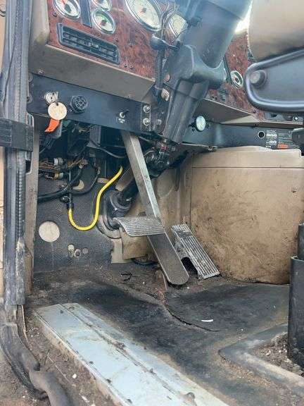2015 IH 5900i showing 19,035 mi, 8,227 hrs - runs