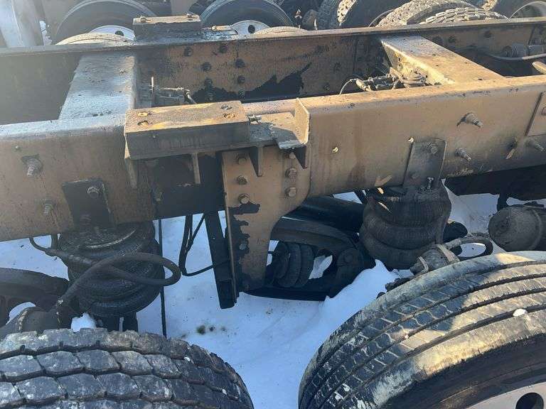 2015 IH 5900i showing 19,035 mi, 8,227 hrs - runs