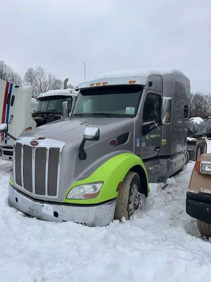 2015 Peterbilt 579 showing 418,833 mi, 18,192 hrs - runs