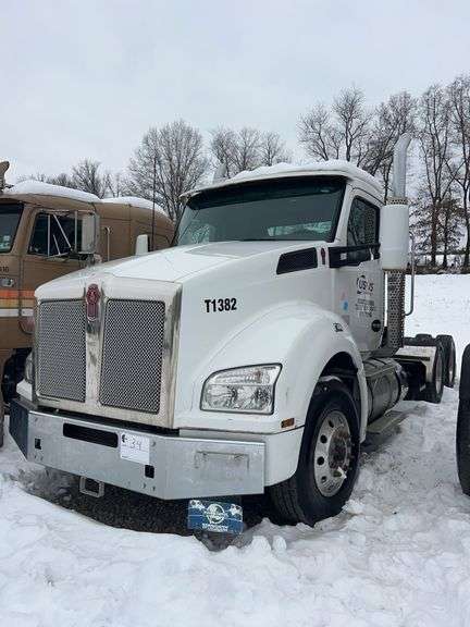 2019 Kenworth T880 showing 11,200 mi, 4,246 hrs - runs