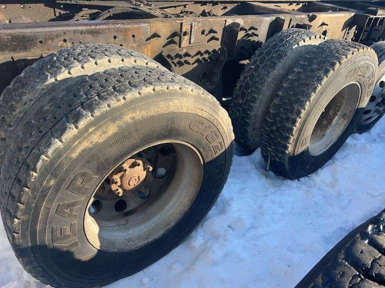 2015 IH 5900i showing 19,035 mi, 8,227 hrs - runs