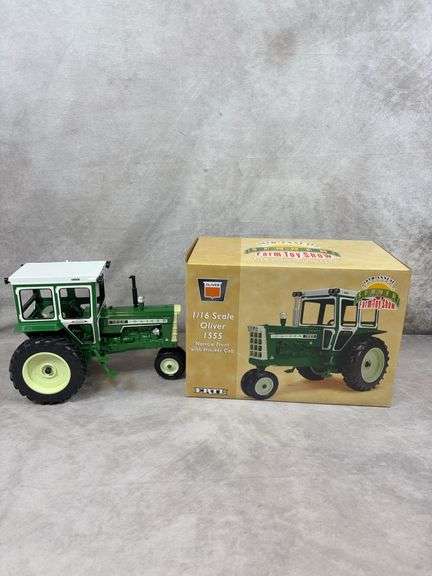 Oliver 1555 model tractor - 1/16 scale