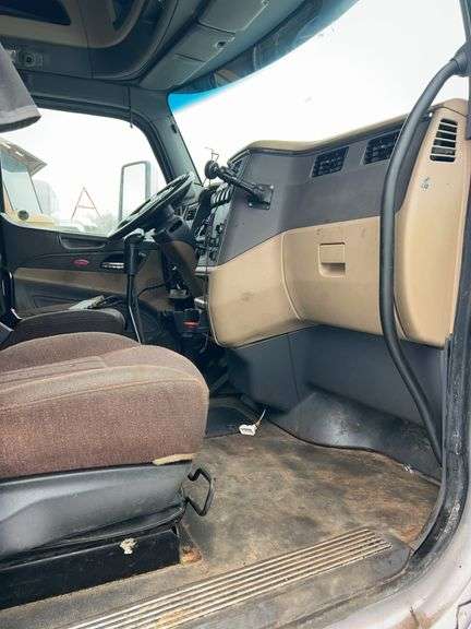 2015 Peterbilt 579 showing 418,833 mi, 18,192 hrs - runs