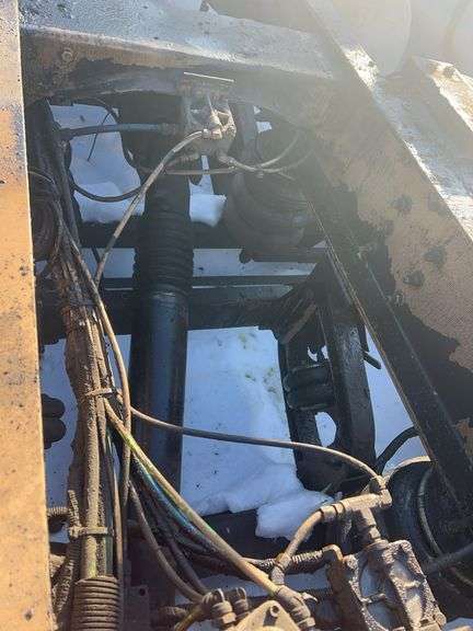 2015 IH 5900i showing 19,035 mi, 8,227 hrs - runs