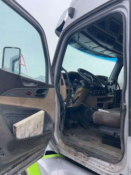 2015 Peterbilt 579 showing 418,833 mi, 18,192 hrs - runs