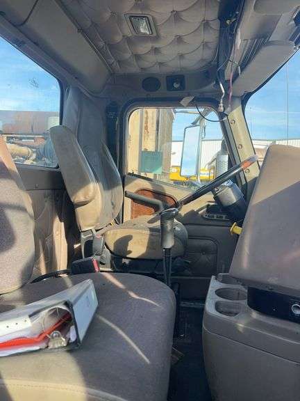 2015 IH 5900i showing 19,035 mi, 8,227 hrs - runs