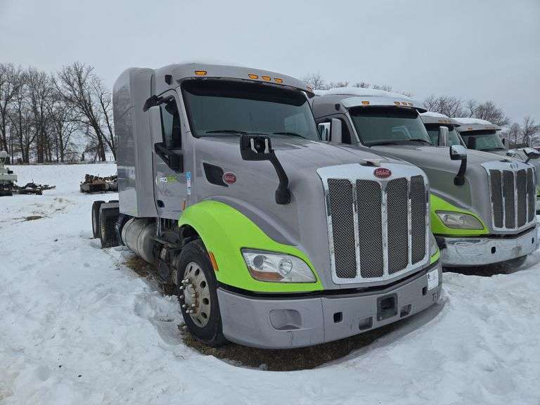 2015 Peterbilt 579 showing 488,535 mi, hrs unknown - runs