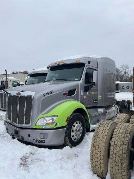 2015 Peterbilt 579 showing 451,488 mi, hrs unknown - doesn't run