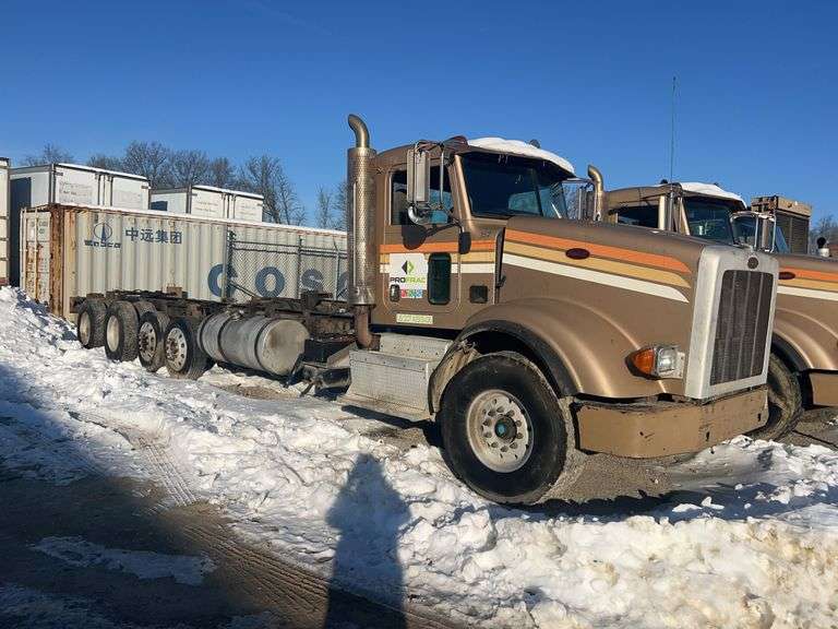 2013 Peterbilt 367 showing 30,951 mi, 7,068 hrs - runs
