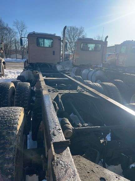 2015 IH 5900i showing 19,035 mi, 8,227 hrs - runs