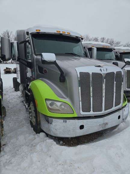 2015 Peterbilt 579 showing 431,411 mi, 16,989 hrs - runs