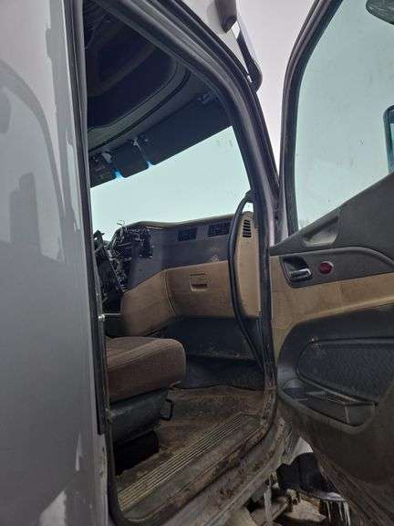 2015 Peterbilt 579 showing 431,411 mi, 16,989 hrs - runs