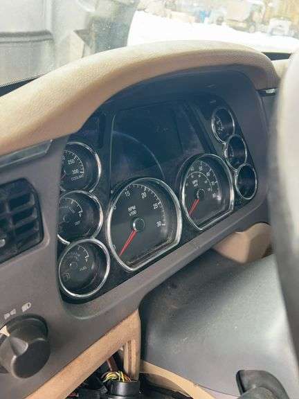 2015 Peterbilt 579 showing 418,833 mi, 18,192 hrs - runs