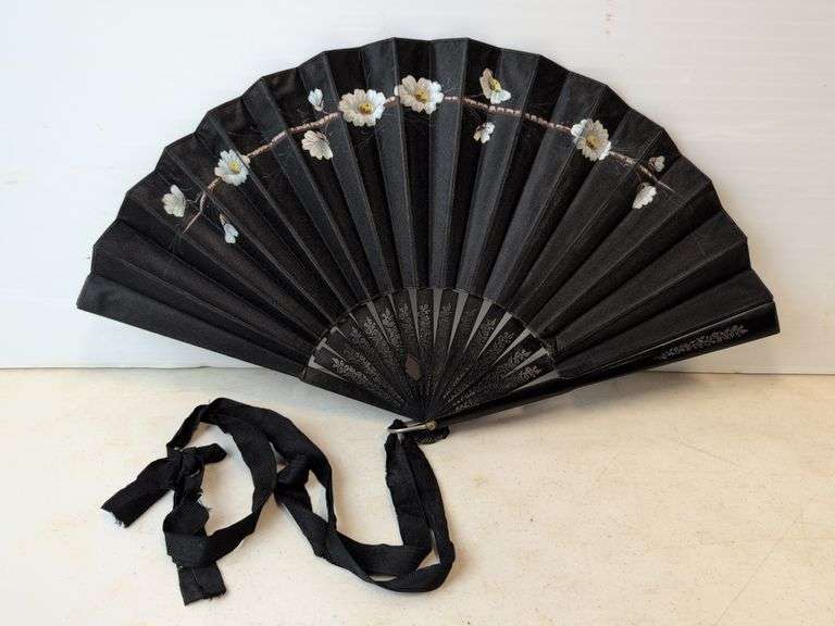 1800's Victorian ladies mouring fan with hand painted floral motif