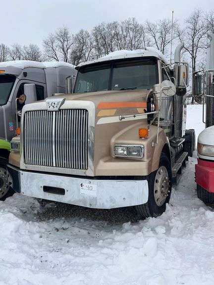 2015 Western Star 4900 showing 193,941 mi, 7,893 hrs - runs