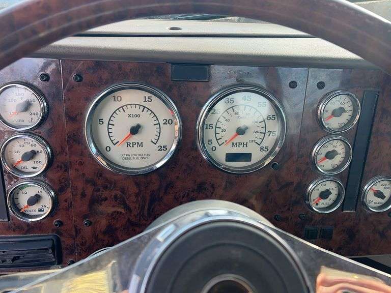 2015 IH 5900i showing 19,035 mi, 8,227 hrs - runs