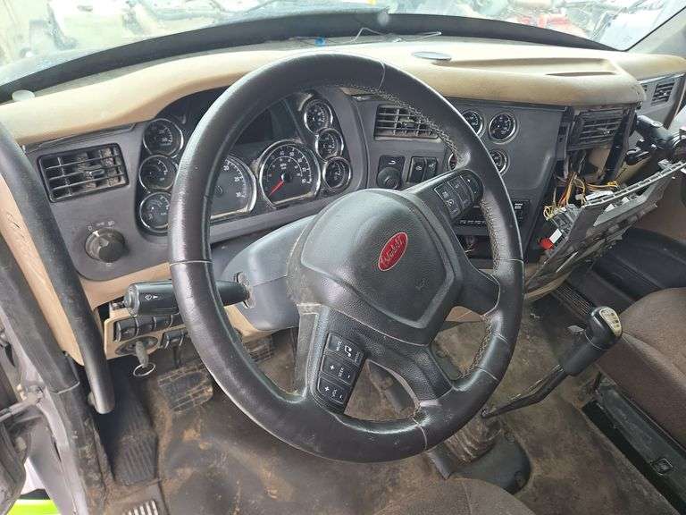 2015 Peterbilt 579 showing 431,411 mi, 16,989 hrs - runs