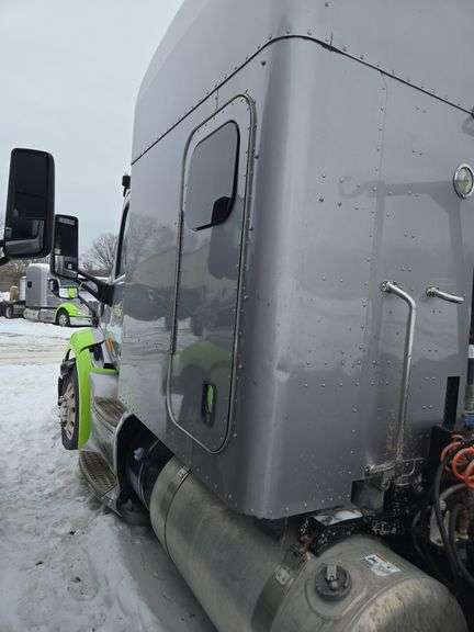 2015 Peterbilt 579 showing 431,411 mi, 16,989 hrs - runs