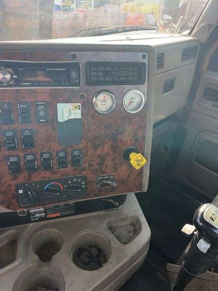 2015 IH 5900i showing 19,035 mi, 8,227 hrs - runs
